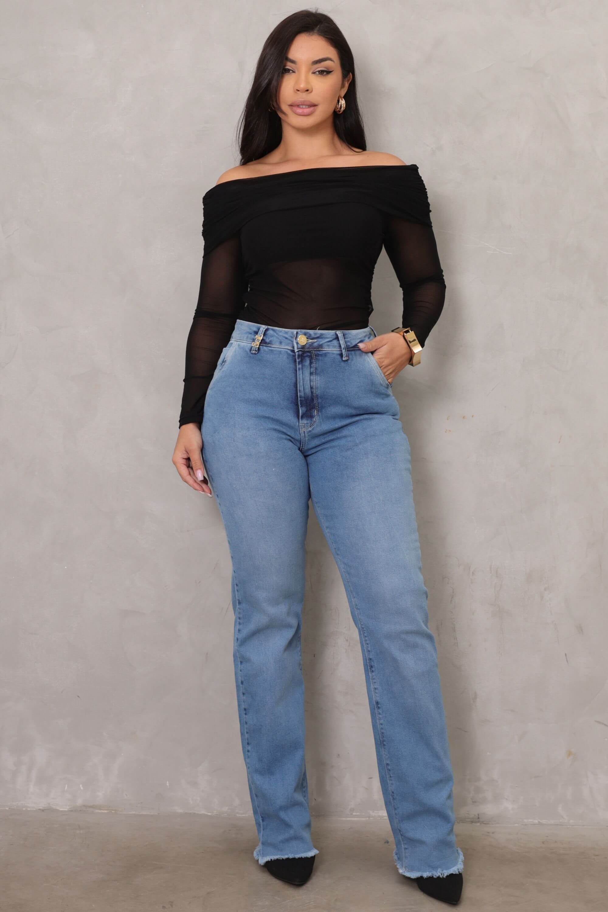 Calça Jeans Reta Hot Pants e barra desfiada